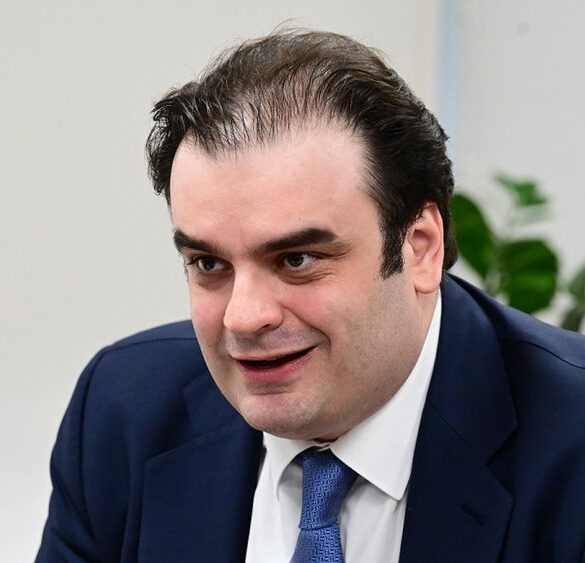 Κ. Πιερρακάκης: Σαρώνει στις δημοσκοπήσεις στη “μάχη” του σταυρού