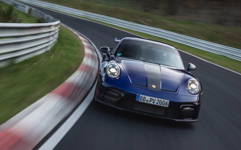 Η Porsche απέδειξε με ένα απίστευτο ρεκόρ γιατί τα χειροκίνητα κιβώτια δεν έχουν πεθάνει 4 fineview porsche 2