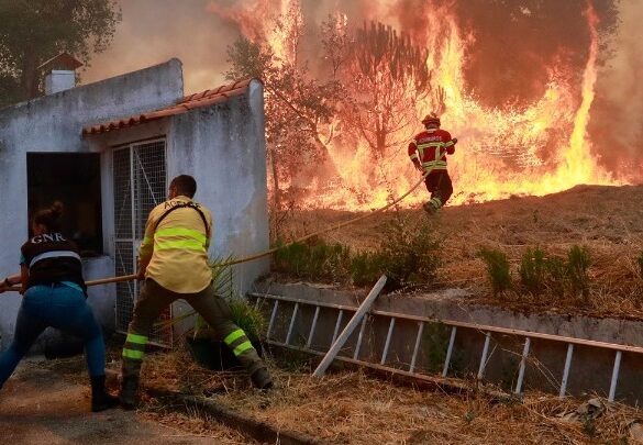 Σε κατάσταση συναγερμού η Πορτογαλία – Τρεις μεγάλες δασικές πυρκαγιές