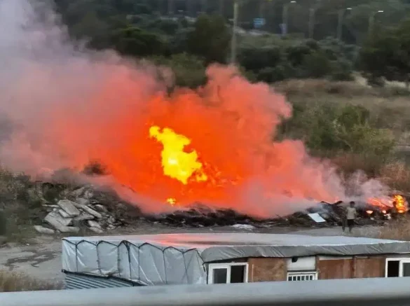 Πάτρα : Ρομά έβαλαν φωτιά στον καταυλισμό στο Ριγανόκαμπο