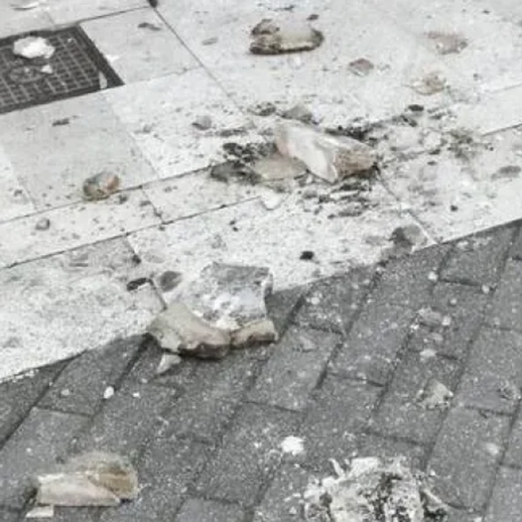 Πάτρα: Ξαναέπεσαν σοβάδες στη Ρήγα Φεραίου
