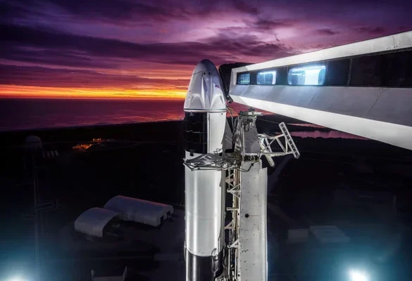 SpaceX – Επιτυχημένη εκτόξευση του σκάφους που μεταφέρει τους πρώτους ανθρώπους πάνω από τους πόλους