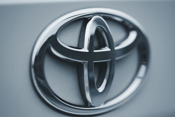 Η Toyota βλέπει πλήγμα 1,3 δισ. δολαρίων στα κέρδη της σε δύο μήνες λόγω των δασμών