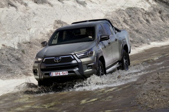 Νέο Toyota Hilux: Το Θρυλικό Pick-Up Εξελίσσεται σε Υβριδικό