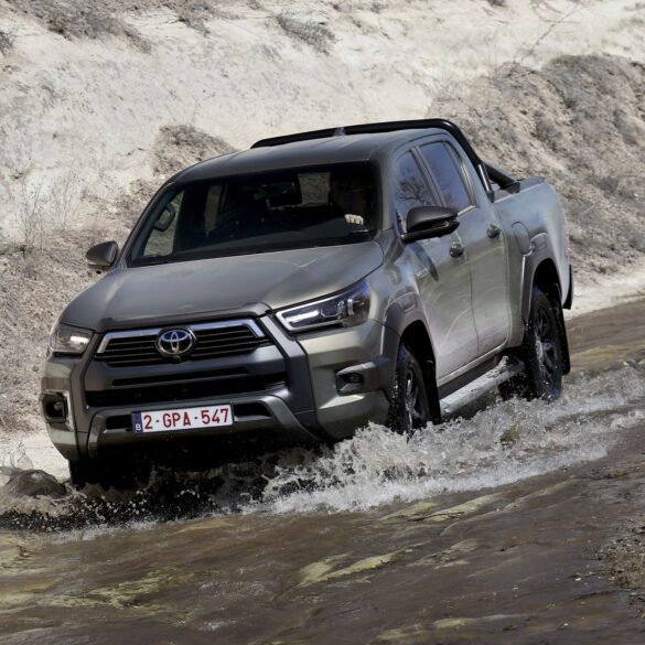 Νέο Toyota Hilux: Το Θρυλικό Pick-Up Εξελίσσεται σε Υβριδικό