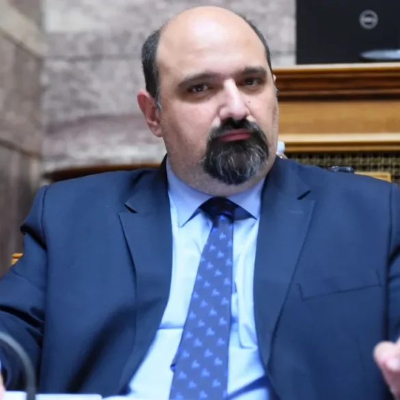 Κυβερνητικές πηγές για Τριαντόπουλο: Πολιτικά γενναία η απόφασή του να κριθεί από την δικαιοσύνη