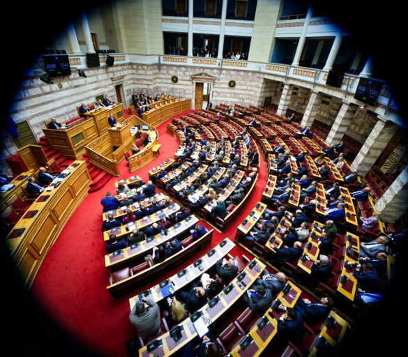 Στη Βουλή η δικογραφία για τα Τέμπη : Ξεκίνησε η διαδικασία της ανάγνωσης