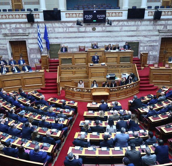 “Καυτό” 48ωρο στη Βουλή: Στο επίκεντρο ΟΠΕΚΕΠΕ και υποκλοπές