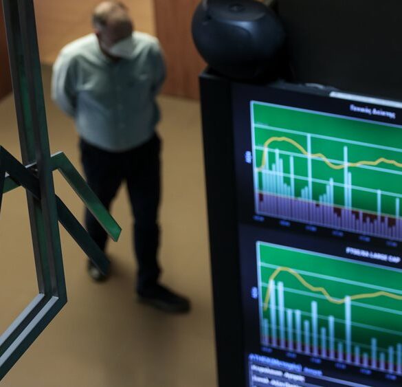 Μεικτά πρόσημα στις ευρωαγορές μετά την επαναφορά των δασμών του Τραμπ από Εφετείο