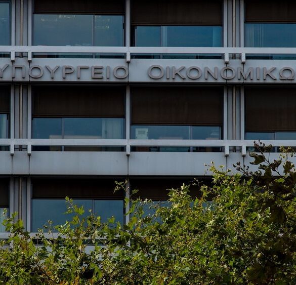 Τι λέει το ΥΠΟΙΚ για το μπλακ άουτ στο Χρηματιστήριο