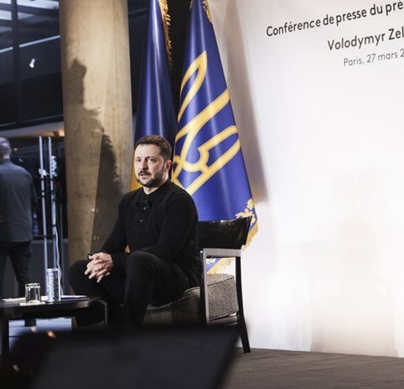 Ζελένσκι από Παρίσι : Οι ΗΠΑ αλλάζουν συνεχώς τους όρους της συμφωνίας για τα ορυκτά.