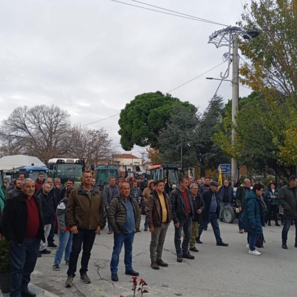 Αγρότες: Δυναμικό συλλαλητήριο με τρακτέρ στην Αγιά Λάρισας- Δείτε φωτογραφίες και βίντεο