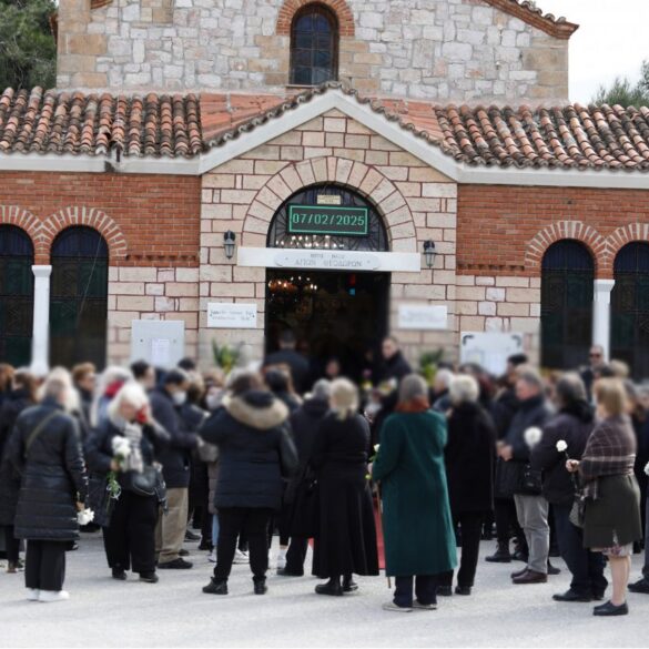 Σε κλίμα οδύνης η κηδεία του 3χρονου Άγγελου που κακοποιήθηκε από τη μητέρα και τον πατριό του