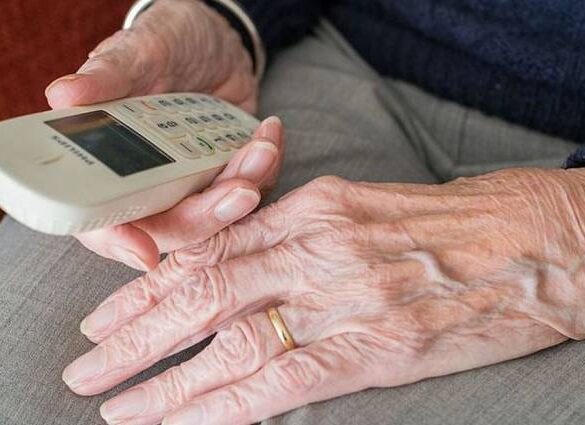 Μεγάλη απάτη στην Πάτρα: Ηλικιωμένη έδωσε 30.000 ευρώ για να «χειρουργηθεί το παιδί της» – Έρευνες της Αστυνομίας