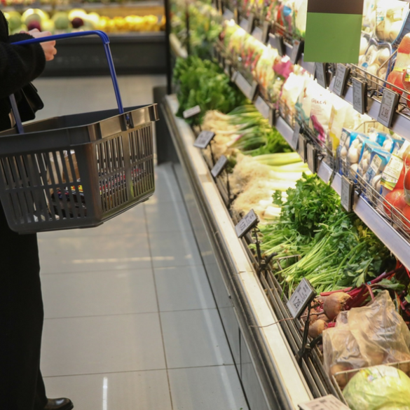 «Θερίζει» η ακρίβεια στην Ελλάδα: Το 55% δεν έχει ούτε για τα βασικά
