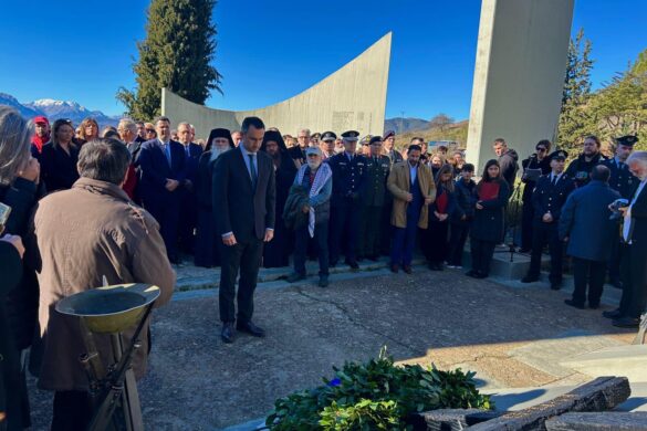 «Ποτέ ξανά»: Στα Καλάβρυτα για τα 81 χρόνια από το Ολοκαύτωμα ο Χαρίτσης