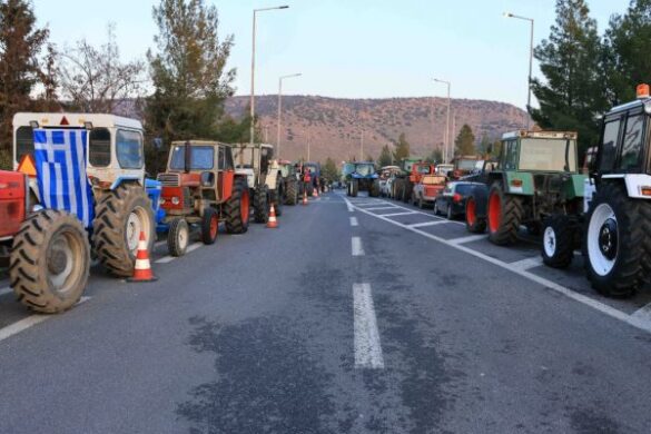 Αγρότες – Αναμένοντας τη συνάντηση με τους υπουργούς.