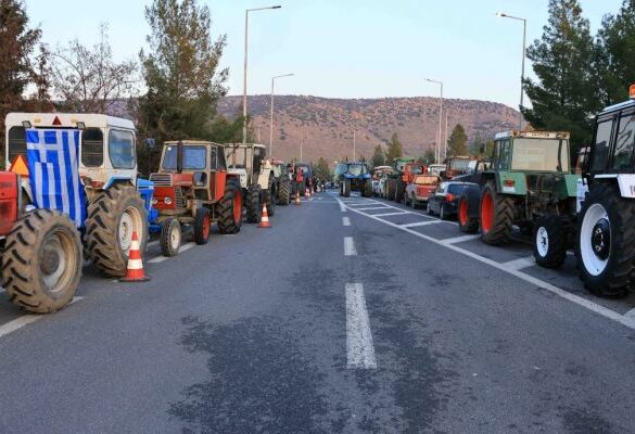Αγρότες – Αναμένοντας τη συνάντηση με τους υπουργούς.