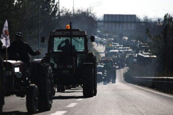 Αγρότες: Παραμένουν στα μπλόκα και κλιμακώνουν – «Βρισκόμαστε μόνο στην αρχή»