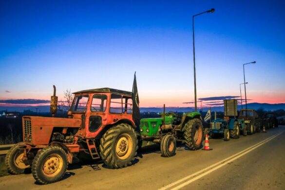 Αποχωρούν από τα μπλόκα της Θεσσαλίας οι αγρότες – Παραμένουν σε εγρήγορση