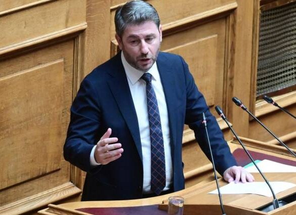 Γιατί ο Νίκος Ανδρουλάκης τα βάζει με τις τράπεζες;