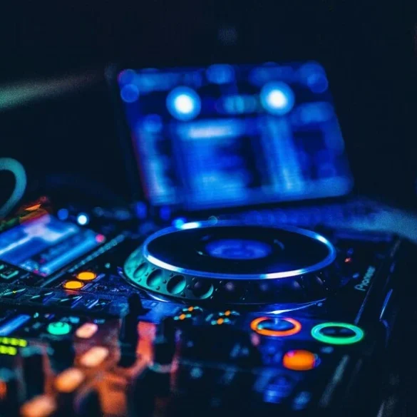 Πάτρα: Οι Dj’s της πόλης «ενώνονται» και συγκεντρώνουν χρήματα για την Μέριμνα
