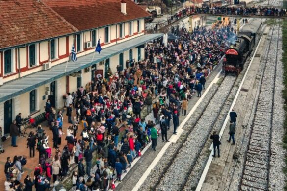 Δράμα: Ο Αϊ-Βασίλης έρχεται με τρένο για να μοιράσει δώρα