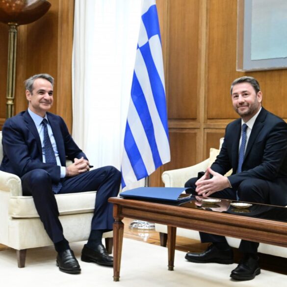 Κυριάκος Μητσοτάκης – Νίκος Ανδρουλάκης: Σε εξέλιξη η συνάντηση – «Να έχουμε έναν ανοιχτό δίαυλο επικοινωνίας»