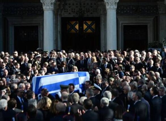 Κώστας Σημίτης: Ξεκίνησε η πομπή, στο Α’ Νεκροταφείο η ταφή του (ΦΩΤΟ-ΒΙΝΤΕΟ)
