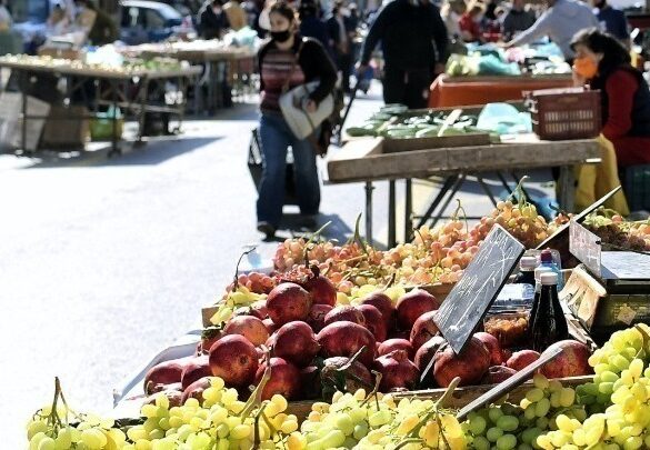 Καταργείται η φορολογική και ασφαλιστική ενημερότητα για ανανέωση ή νέα άδεια στους πωλητές λαϊκών αγορών