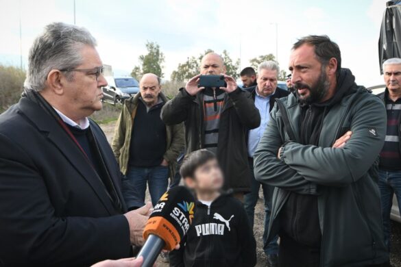 Στα αγροτικά μπλόκα ο Κουτσούμπας