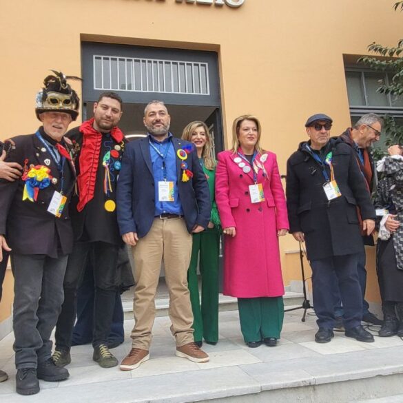 Πατρινό Καρναβάλι: Παραδόθηκε το λάβαρο στο Δημαρχείο