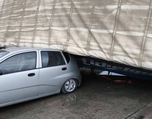 Κεφαλονιά: Νταλίκα «προσγειώθηκε» σε Ι.Χ. από τους θυελλώδεις ανέμους (Φωτογραφία)