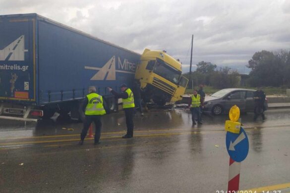 Πάτρα: Νταλίκα ανατράπηκε, εισήλθε στο αντίθετο ρεύμα κυκλοφορίας και προσέκρουσε στις μπάρες.