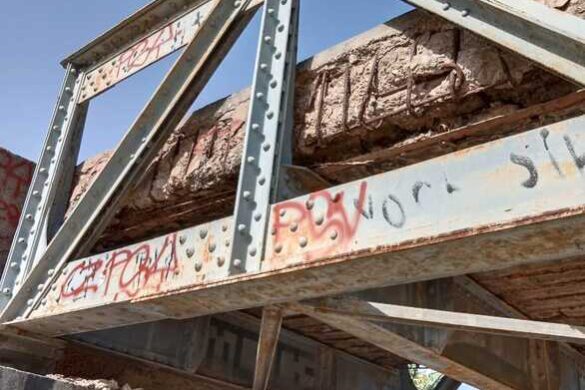 Ο προαστιακός της Πάτρας περνά πάνω από αυτό το ετοιμόρροπο γεφυράκι