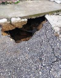 Πύργος: Το ξέσπασμα της μητέρας του μαθητή που έπεσε σε τρύπα- «Αν δεν υπήρχε ο αγωγός να τον κρατήσει, τι θα γινόταν;»