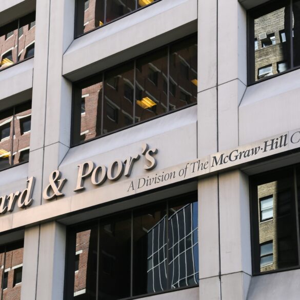 S&P Αναβάθμισε Τέσσερις Ελληνικές Τράπεζες: Επενδυτική Βαθμίδα στην Εθνική και Eurobank