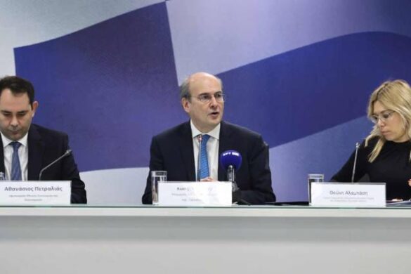 Τράπεζες: Από τα μέσα Ιανουαρίου ο μηδενισμός των χρεώσεων, το πλαφόν στις προμήθειες για εμβάσματα, τις αναλήψεις και τις προπληρωμένες κάρτες