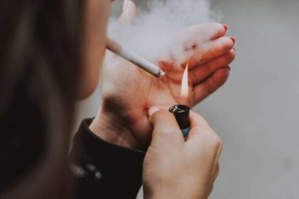 «Κόβεται» το αλκοόλ στους ανηλίκους και το τσιγάρο στους εξωτερικούς χώρους