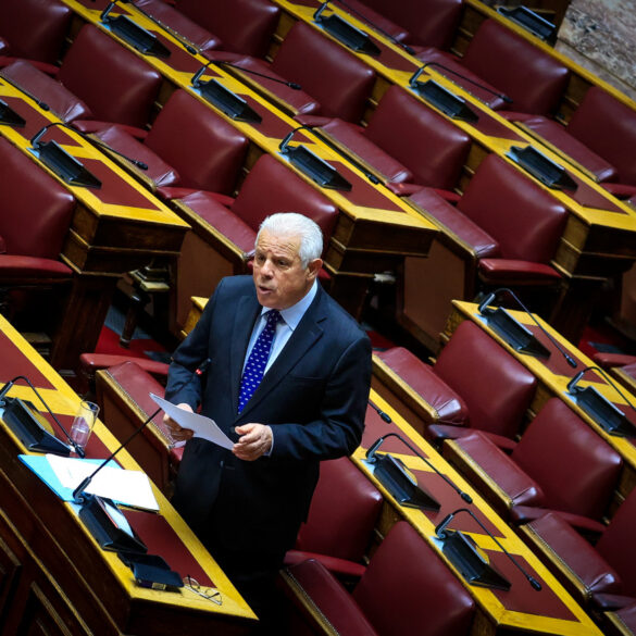 Συντηρεί την κόντρα με τον Θεοδωρικάκο ο Βλάχος – Νέες αιχμές από τον «γαλάζιο» βουλευτή