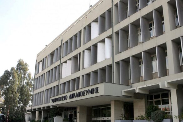 Εγγραφα διαψεύδουν στελέχη του υπ. Δικαιοσύνης για τον «διεφθαρμένο ιατροδικαστή»