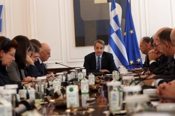 Σενάρια πρόωρων εκλογών υπό τη σκιά σκανδάλων και πιέσεων