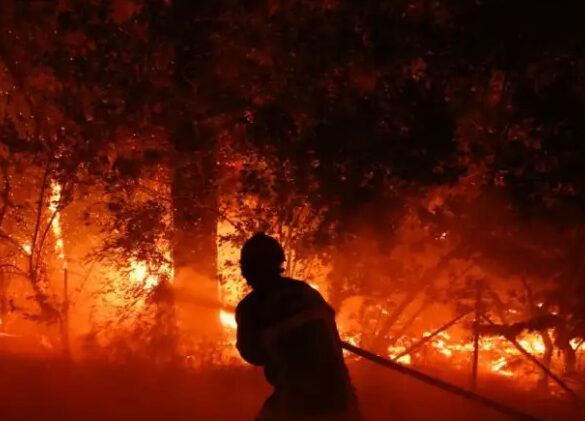 Κόλαση φωτιάς στη νοτιοδυτική Γαλλία: Εκκενώνεται το θέρετρο Καπ Φερέ
