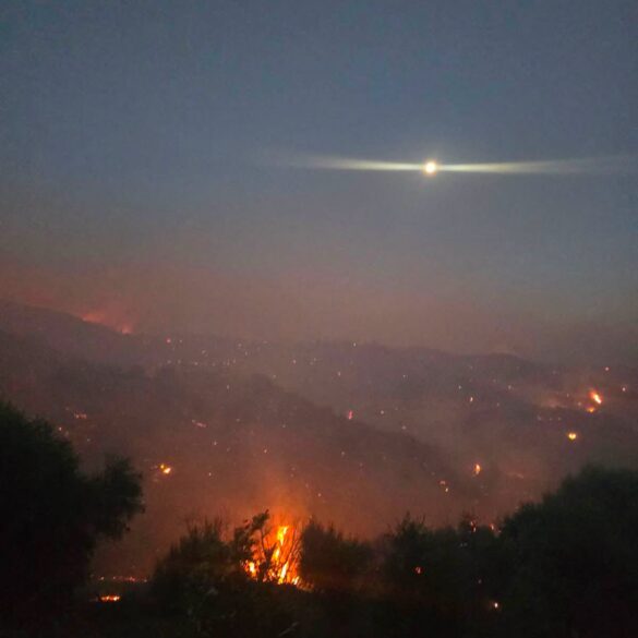 Αχαΐα: Ενισχύθηκαν οι δυνάμεις για τη φωτιά στου Φλόκα – Επιχειρούν επτά εναέρια μέσα