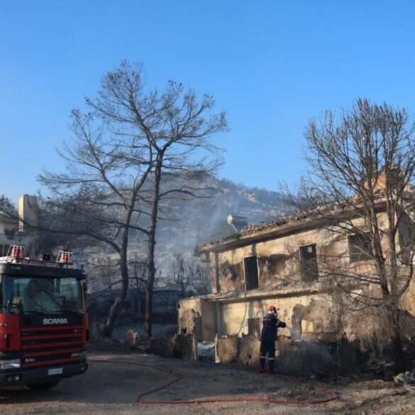 Φωτιά στη Σαλαμίνα: Ολονύχτια μάχη με τις αναζωπυρώσεις στα Περιστέρια – Σοβαρά 3 από τους τραυματίες