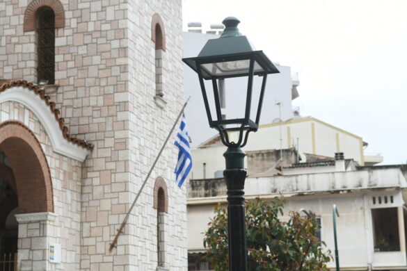 Νέα φωτιστικά τύπου led στις πλατείες της Πάτρας