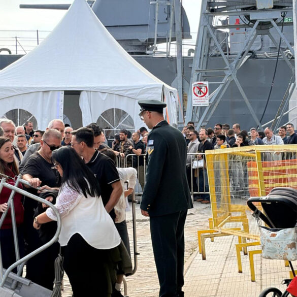 Μεγάλες ουρές στο λιμάνι της Θεσσαλονίκης για μια βόλτα στην υπερσύγχρονη φρεγάτα «Κίμων»,