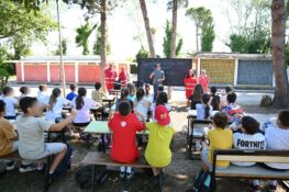 Πάτρα: Παλιά θρανία έγιναν υπαίθρια τάξη στην Πλαζ