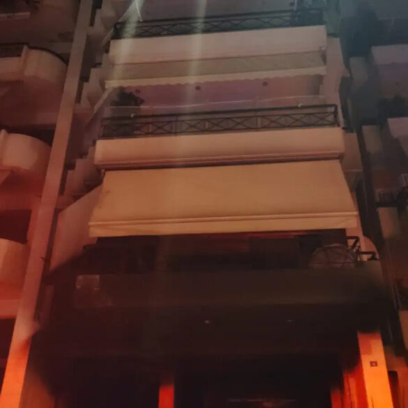 Οχήματα τυλίχτηκαν στις φλόγες σε πυλωτή πολυκατοικίας – Δύο ένοικοι στο νοσοκομείο