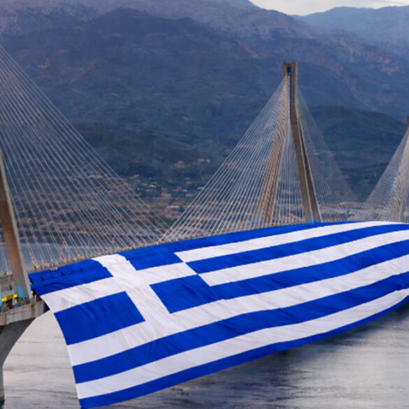 Γέφυρα Ρίου – Αντιρρίου: Τιμά την 25η Μαρτίου με ελληνική σημαία μήκους 2χλμ. – ΒΙΝΤΕΟ